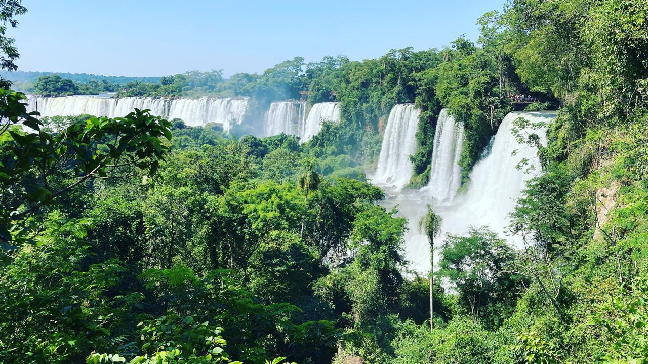 Quedas das Cataratas cercadas pela mata no lado argentino