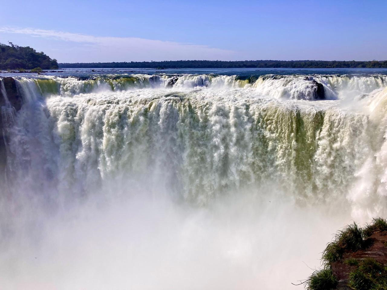 Vista próxima da Garganta do Diabo nas Cataratas da Argentina