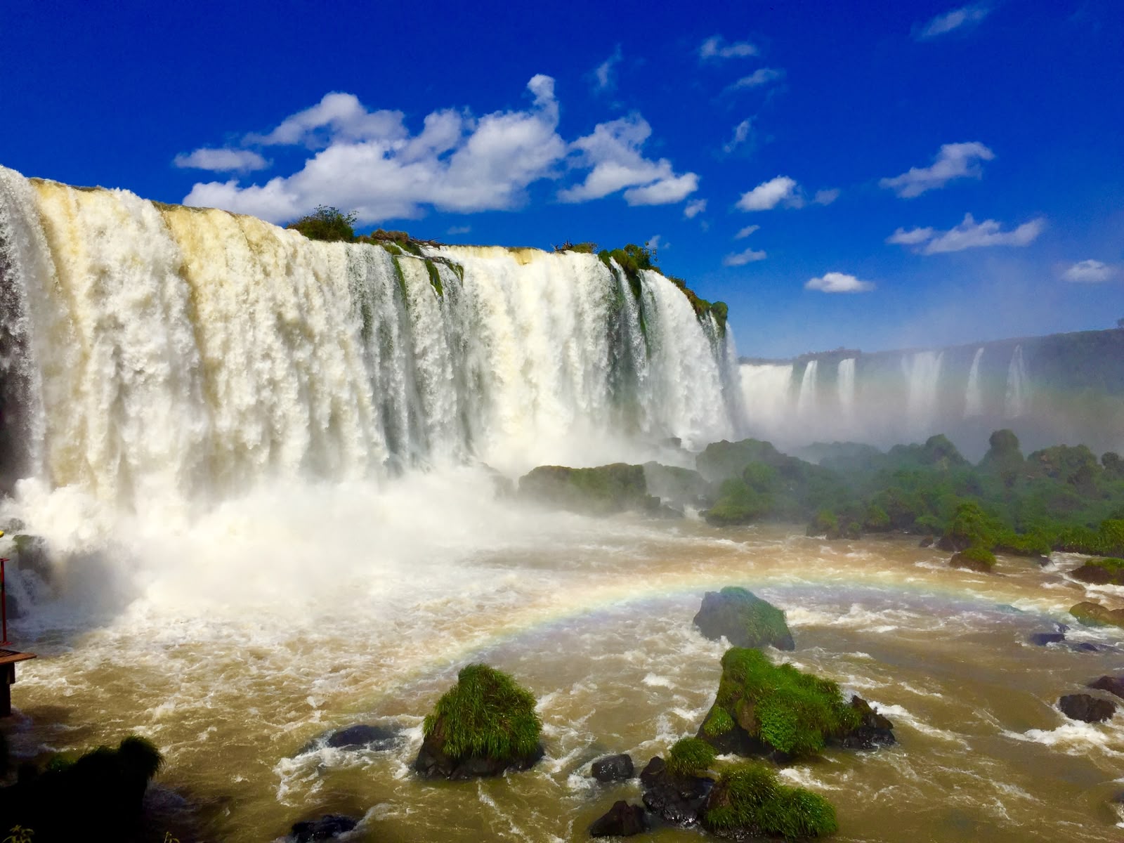 Quedas das Cataratas do Iguaçu sob céu azul