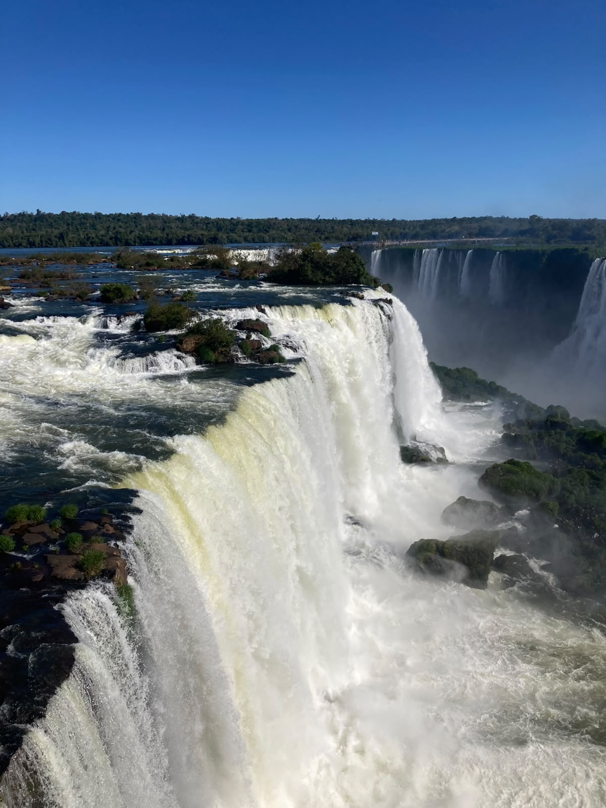 Outro ângulo vertical das quedas das Cataratas