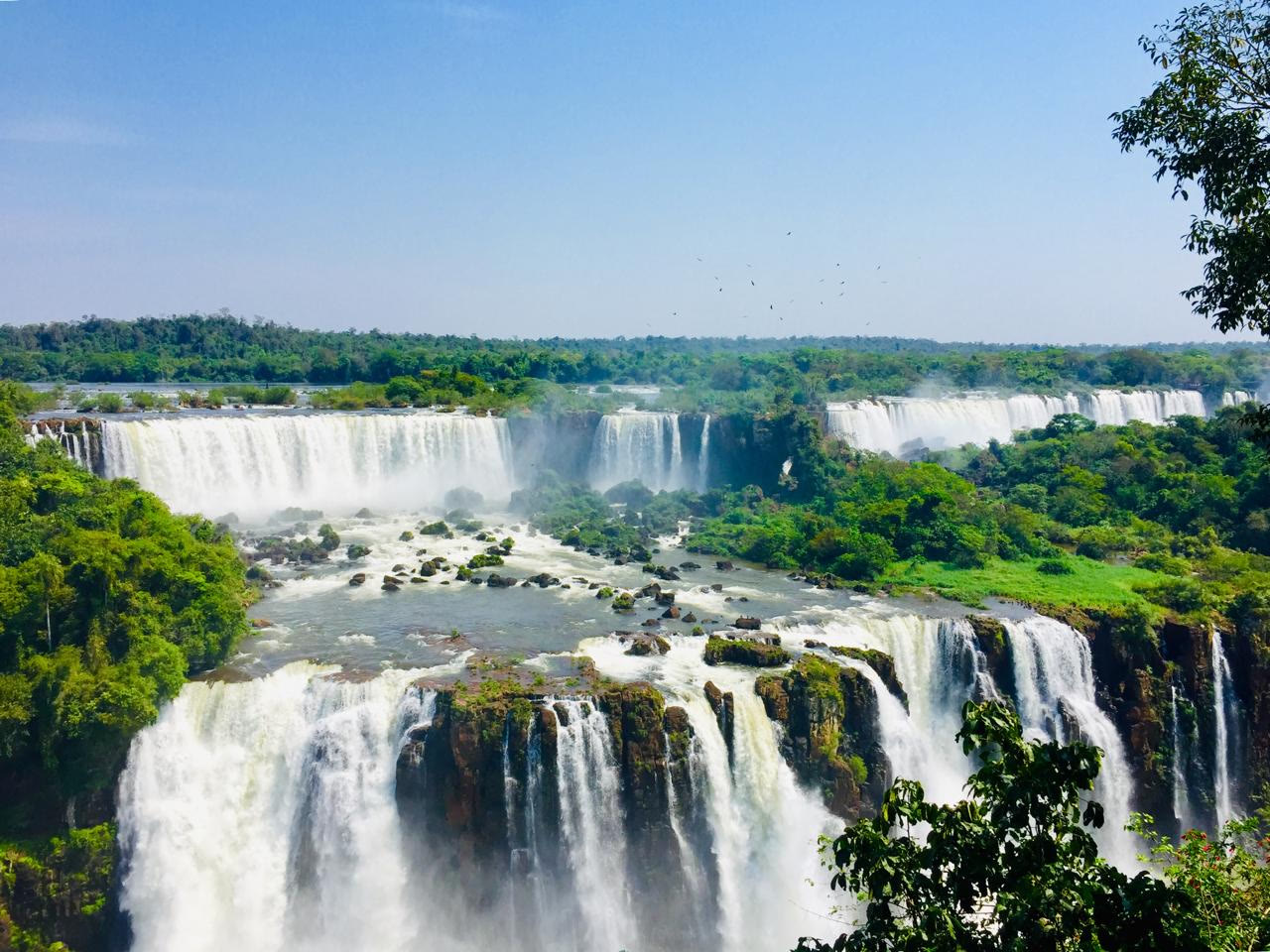 Cataratas do Iguaçu e vegetação vistas pelo lado brasileiro