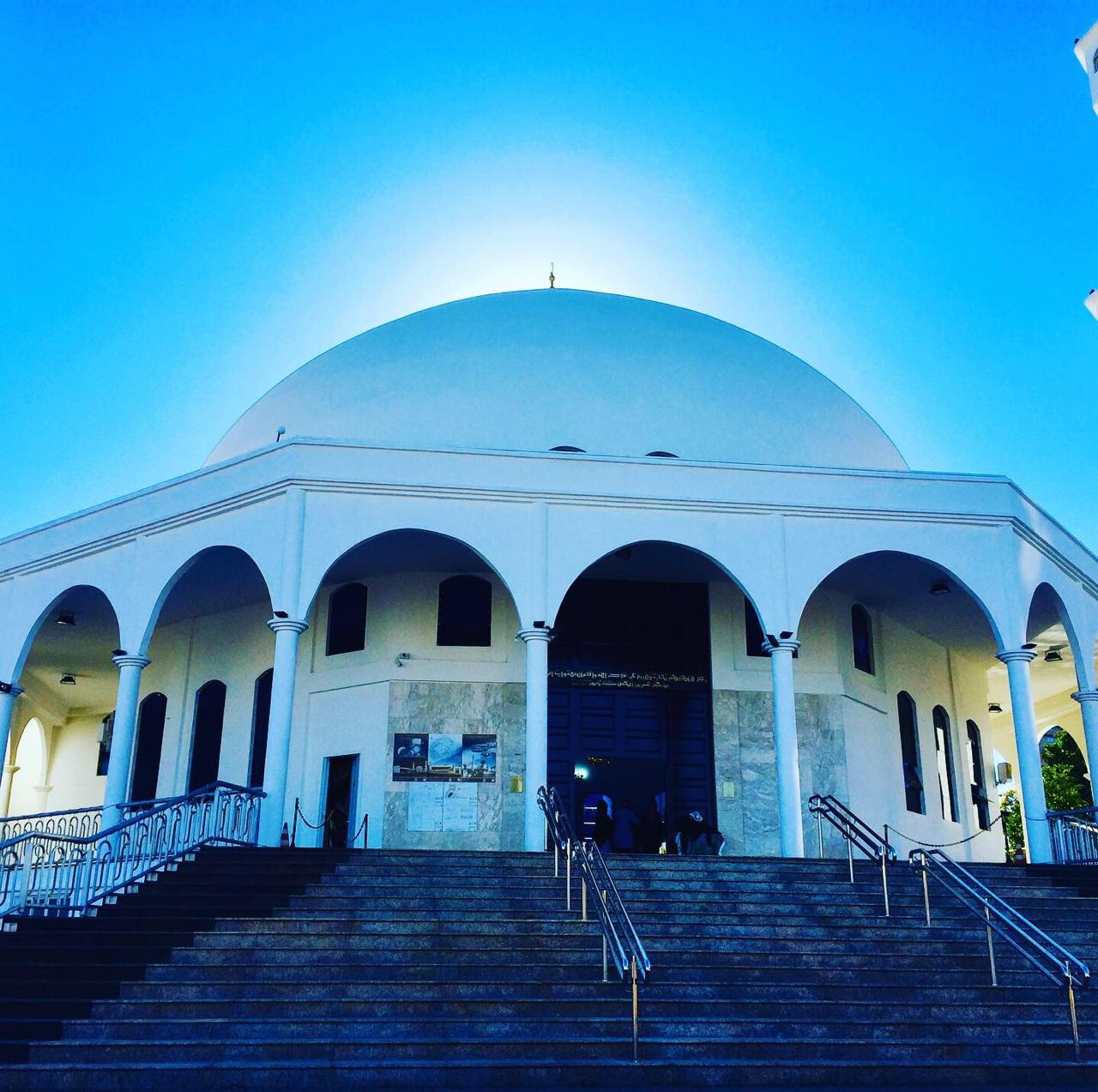 Entrada e cúpula da Mesquita Omar Ibn Al-Khattab em Foz do Iguaçu