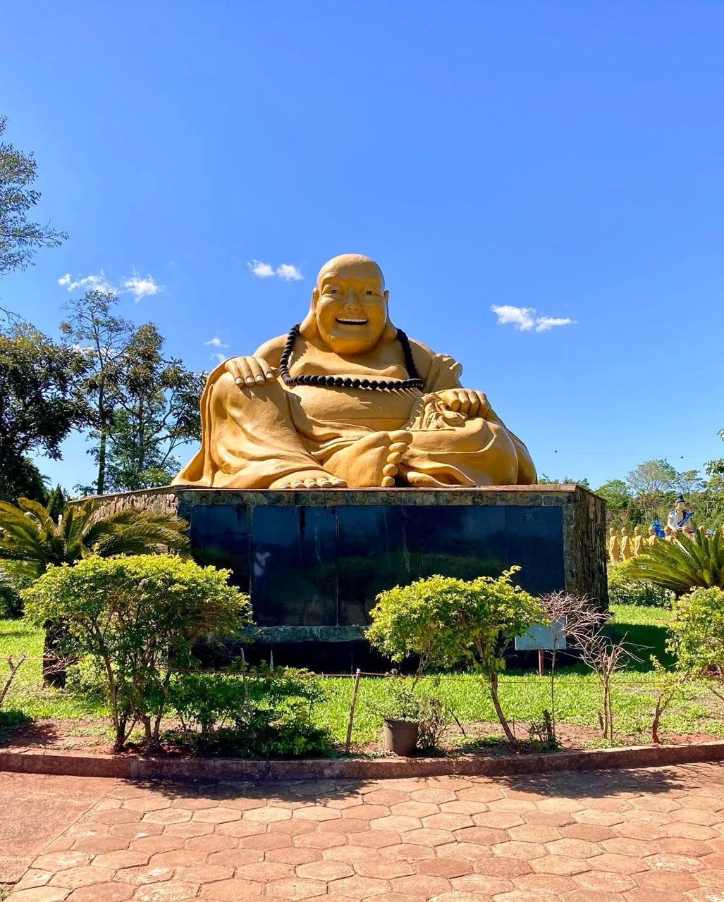 Estátua do Buda sorridente no Templo Budista