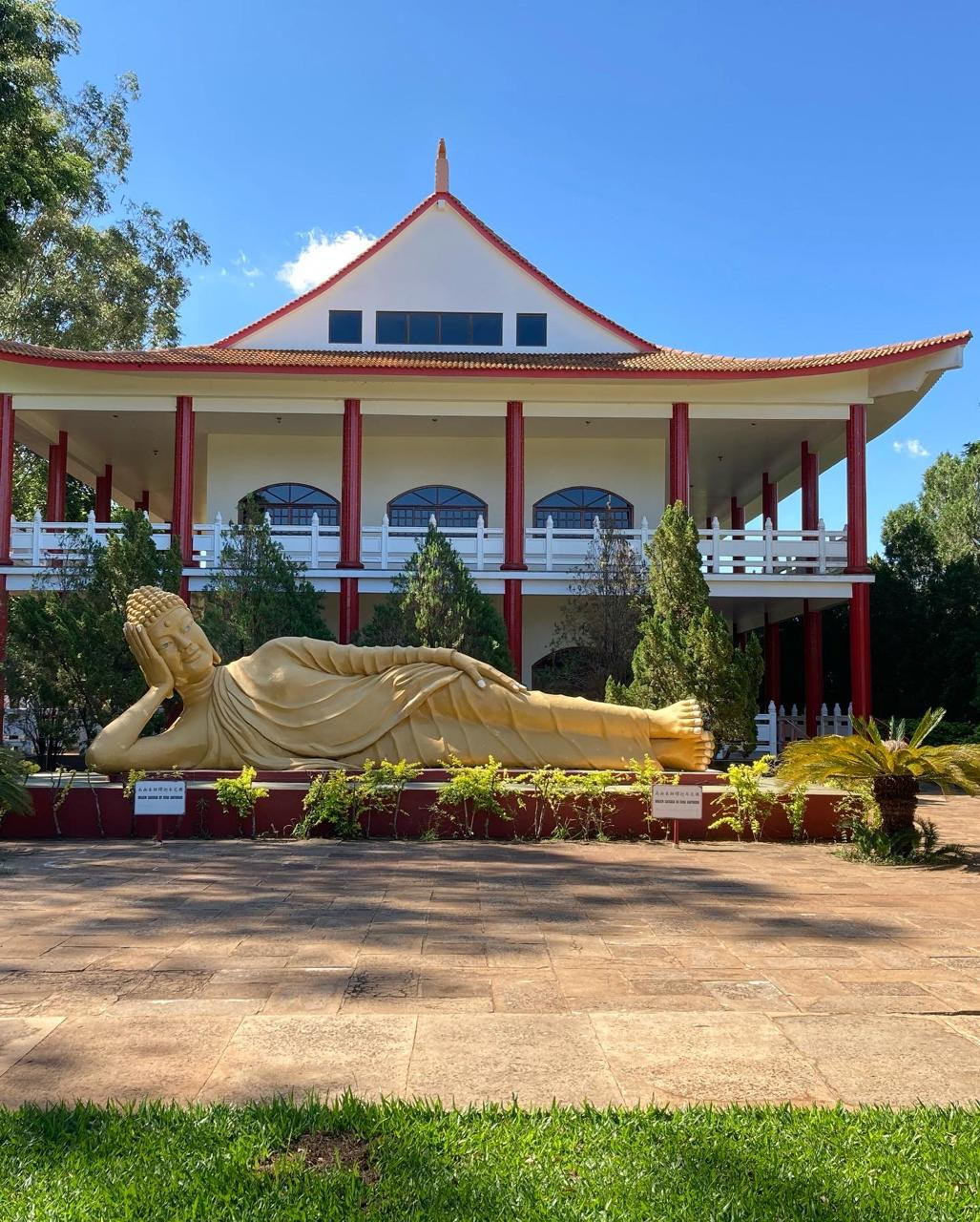 Buda reclinado diante do Templo Budista Chen Tien em Foz do Iguaçu