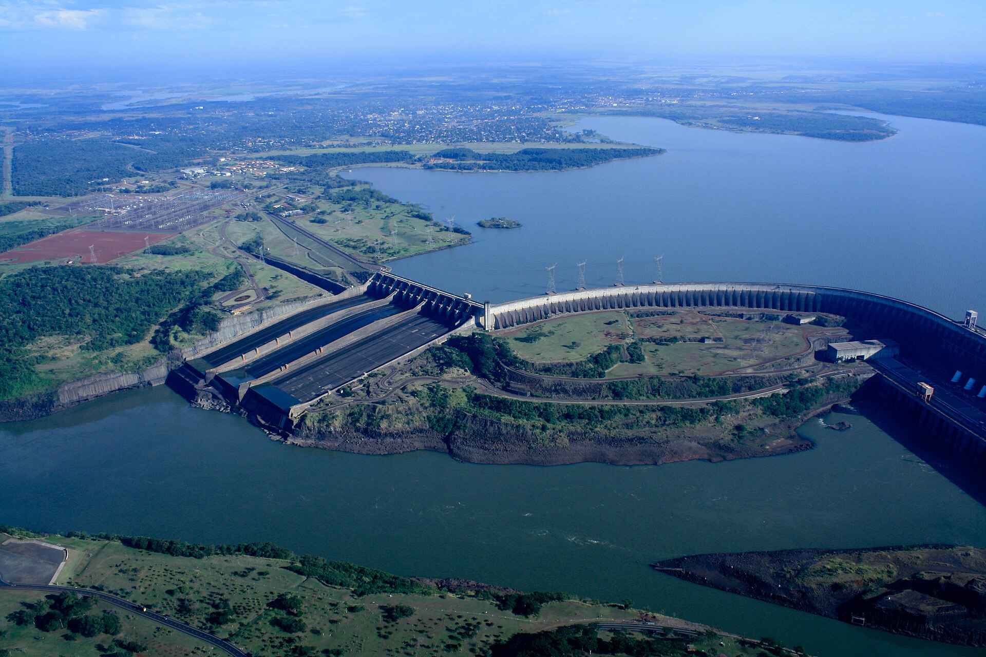 Barragem e reservatório de Itaipu