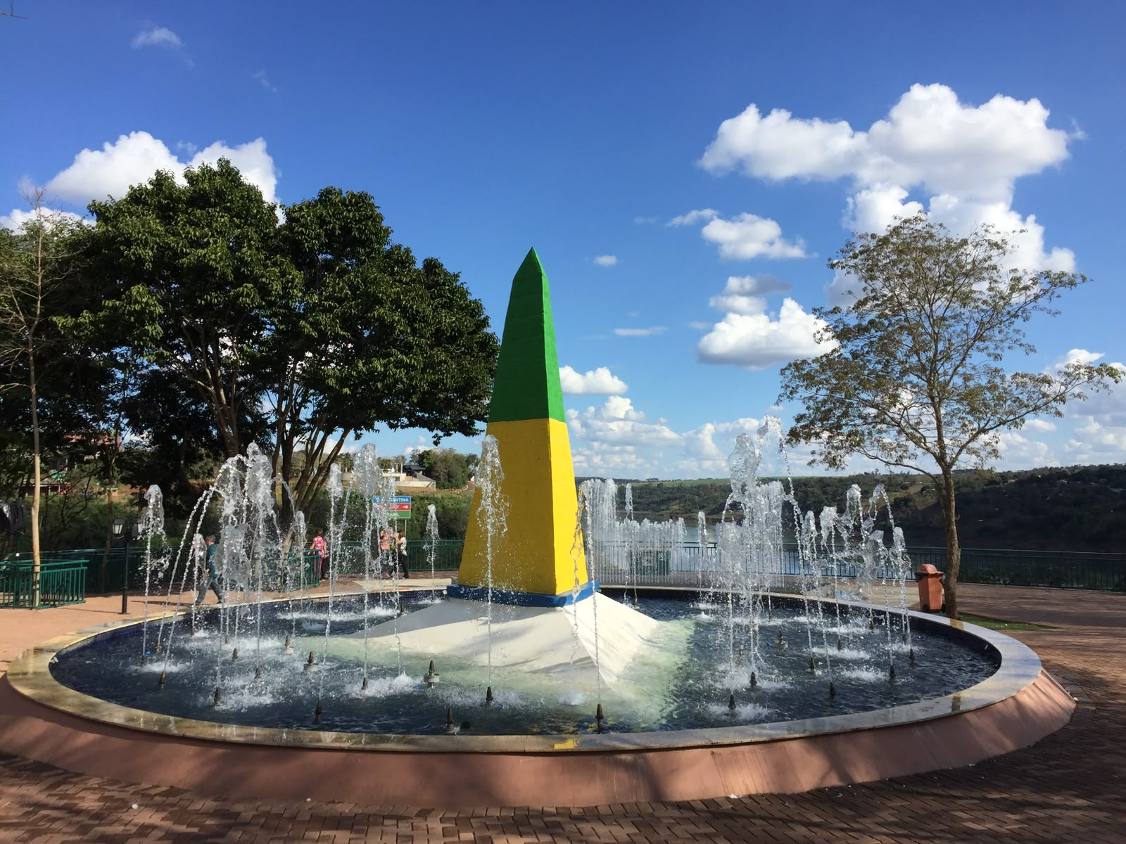 Obelisco brasileiro e fontes do Marco das Três Fronteiras durante o dia
