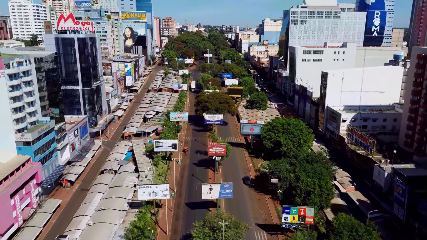 Vista real do centro comercial e das barracas de rua de Ciudad del Este