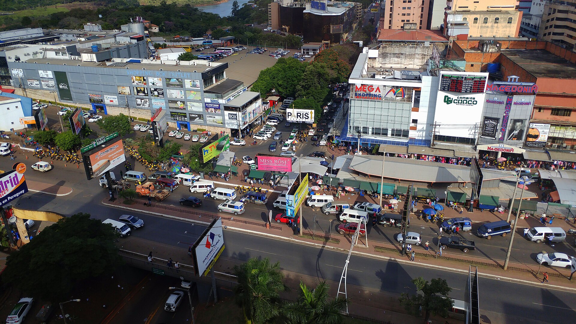 Comércio de rua e galerias no centro de Ciudad del Este