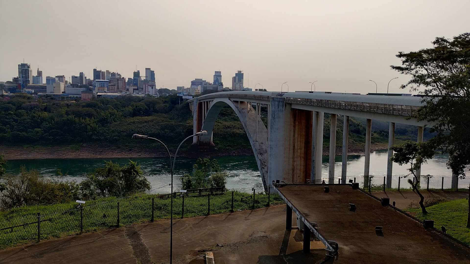 Ponte Internacional da Amizade com Ciudad del Este ao fundo